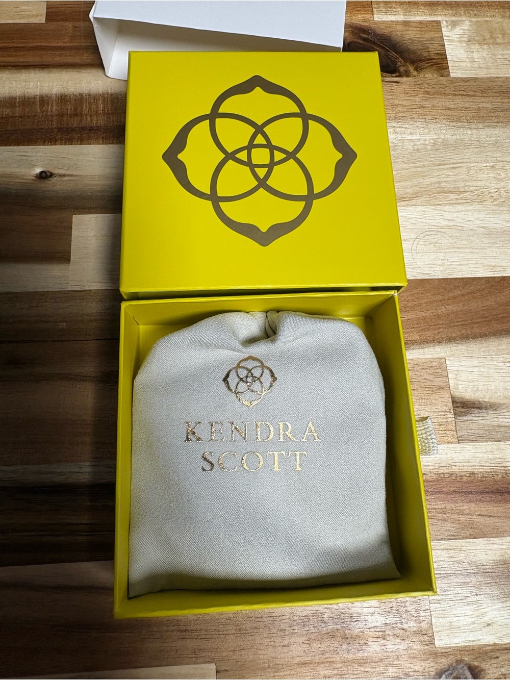 NWT Kendra Scott Gold Letter U Pendant Necklace - Picture 5 of 8
